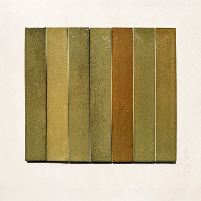 Produktabbildung der Lisbon Olive Green Wandfliesen aus Feinsteinzeug im handwerklichen Stil im Format 5 × 30 cm mit satten Olivgrüntönen, natürlichen Farbvariationen und einer glänzenden, handwerklich inspirierten Oberfläche, die den charakteristischen Ausdruck und die Tiefe der Kollektion hervorheben.