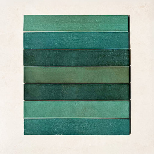 Produktabbildung der Lisbon Verde Green Wandfliesen aus Feinsteinzeug im handwerklichen Stil im Format 5 × 30 cm mit lebendigen Grüntönen, natürlichen Farbvariationen und einer glänzenden, handwerklich inspirierten Oberfläche, die die charakteristische Tiefe, Ausdruckskraft und Farbvielfalt der Kollektion hervorheben.