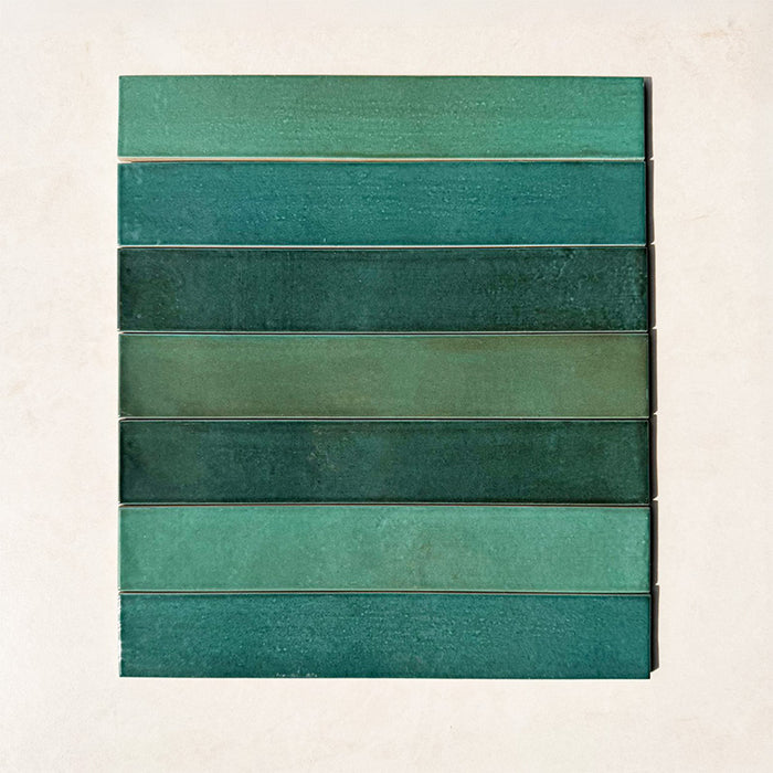 Produktabbildung der Lisbon Verde Green Wandfliesen aus Feinsteinzeug im handwerklichen Stil im Format 5 × 30 cm mit lebendigen Grüntönen, natürlichen Farbvariationen und einer glänzenden, handwerklich inspirierten Oberfläche, die die charakteristische Tiefe, Ausdruckskraft und Farbvielfalt der Kollektion hervorheben.