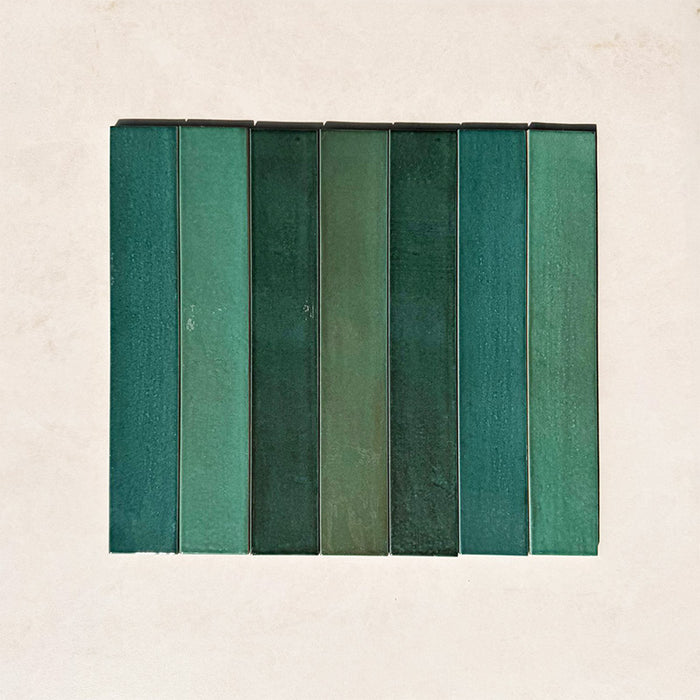 Produktabbildung der Lisbon Verde Green Wandfliesen aus Feinsteinzeug im handwerklichen Stil im Format 5 × 30 cm mit lebendigen Grüntönen, natürlichen Farbvariationen und einer glänzenden, handwerklich inspirierten Oberfläche, die die charakteristische Tiefe, Ausdruckskraft und Farbvielfalt der Kollektion hervorheben.