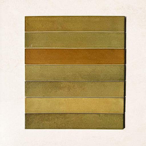 Produktabbildung der Lisbon Olive Green Wandfliesen aus Feinsteinzeug im handwerklichen Stil im Format 5 × 30 cm mit satten Olivgrüntönen, natürlichen Farbvariationen und einer glänzenden, handwerklich inspirierten Oberfläche, die den charakteristischen Ausdruck und die Tiefe der Kollektion hervorheben.