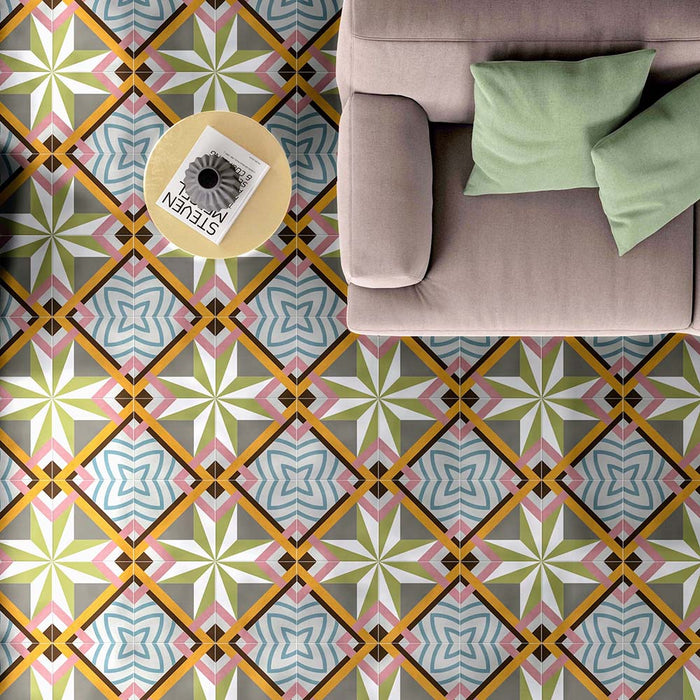 Wohnzimmer mit Kuba Stern Feinsteinzeug-Bodenfliesen im marokkanischen Stil im Format 20 × 20 cm, die ein markantes geometrisches Sternmuster in sanften Grün-, Blau-, Rosa- und Senftönen zeigen. Kombiniert mit einem neutralen Sofa und pastellfarbenen Kissen entsteht ein heller, zeitgemäßer Raum mit Vintage-Charakter.