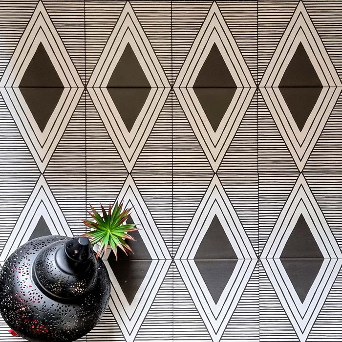 Almeira Giza Feinsteinzeugfliesen im marokkanischen Stil für Wand und Boden, verlegt in einem sich wiederholenden geometrischen Dreiecksmuster in Schwarz und Weiß, Format 20 × 20 cm, für eine dekorative und markante Flächenwirkung.