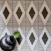 Almeira Giza Feinsteinzeugfliesen im marokkanischen Stil für Wand und Boden, verlegt in einem sich wiederholenden geometrischen Dreiecksmuster in Schwarz und Weiß, Format 20 × 20 cm, für eine dekorative und markante Flächenwirkung.
