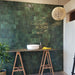 Interior-Akzentwand mit Zellige Königliches Grün Quadrat Keramikfliesen im marokkanischen Stil im Format 13,2 × 13,2 cm, sauber im Raster hinter einem Aufsatzwaschbecken verlegt. Holzdetails, natürliche Materialien und weiches Licht unterstreichen den markanten, handgefertigten Zellige-Look.