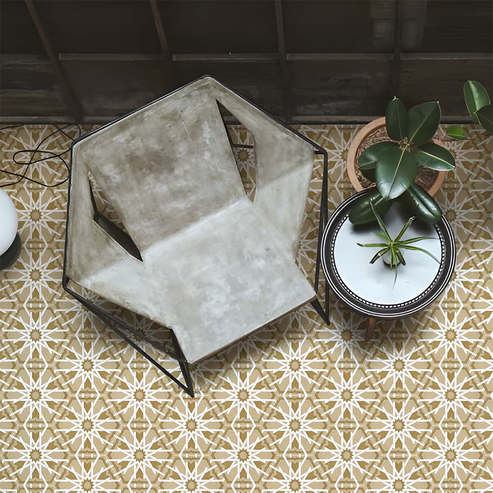 Wohnbereich mit Medina Hormuz Vintage Gold Hexagon-Porzellanfliesen im marokkanischen Stil, 18,7 × 21,6 cm, in einem markanten, sterninspirierten geometrischen Muster verlegt und mit modernen Sitzmöbeln sowie Zimmerpflanzen für einen zeitgemäßen Look gestaltet.