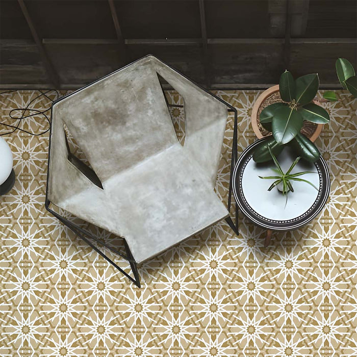 Wohnbereich mit Medina Hormuz Vintage Gold Hexagon-Porzellanfliesen im marokkanischen Stil, 18,7 × 21,6 cm, in einem markanten, sterninspirierten geometrischen Muster verlegt und mit modernen Sitzmöbeln sowie Zimmerpflanzen für einen zeitgemäßen Look gestaltet.
