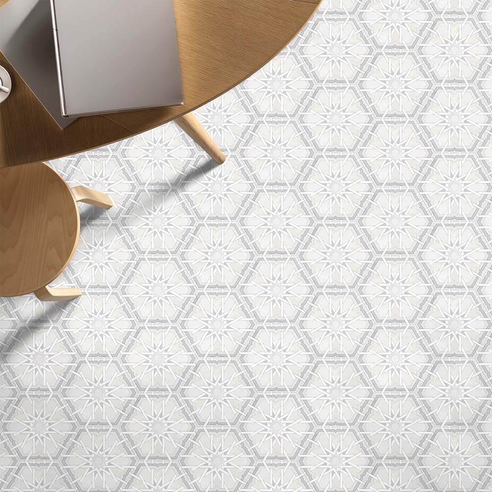 Wohnbereich mit Medina Hormuz Schneeweiß Feinsteinzeug-Hexagonfliesen im marokkanischen Stil im Format 18,7 × 21,6 cm, verlegt in einem klaren, sterninspirierten geometrischen Muster. In Kombination mit hellen Holzmöbeln entsteht ein sauberes, modernes Gesamtbild.