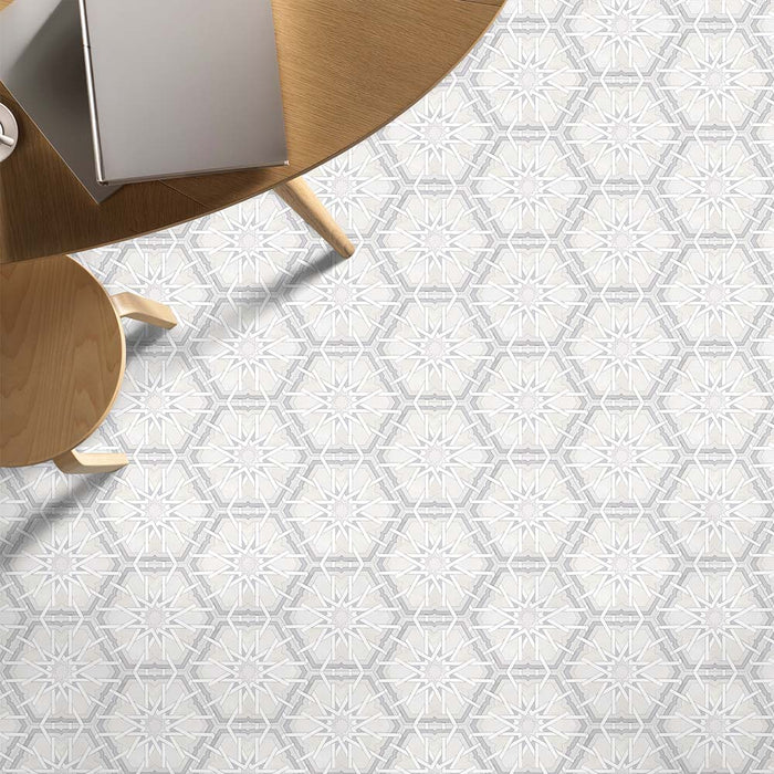 Wohnbereich mit Medina Hormuz Schneeweiß Feinsteinzeug-Hexagonfliesen im marokkanischen Stil im Format 18,7 × 21,6 cm, verlegt in einem klaren, sterninspirierten geometrischen Muster. In Kombination mit hellen Holzmöbeln entsteht ein sauberes, modernes Gesamtbild.