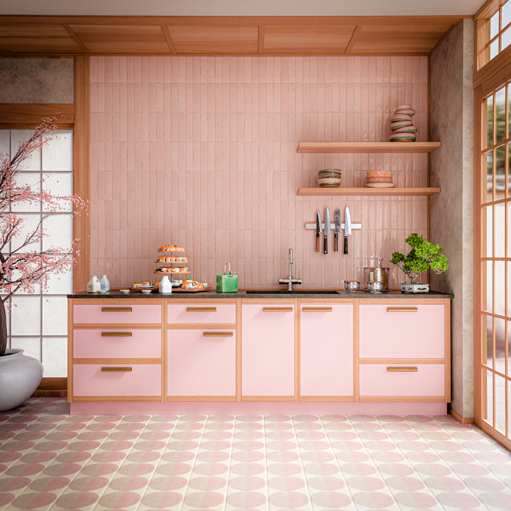 Nomadin Brick Rose Wandfliesen im Format 6 × 24,6 cm im industriellen Stil, mit sanften Rosétönen und dezenten Farbnuancen an der Küchenrückwand, kombiniert mit rosafarbenen Küchenschränken, warmen Holzdetails und gemusterten Bodenfliesen.