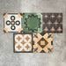 Kuba Patchworkfliesen aus Feinsteinzeug im marokkanischen Stil im Format 20 × 20 cm, angeordnet in einem gemischten Patchwork-Muster. Die Vielfalt an geometrischen, floralen und traditionellen Motiven in Erd-, Grün-, Blau- und Terrakottatönen betont das ausdrucksstarke Design im Zementfliesen-Look und die reiche visuelle Textur.