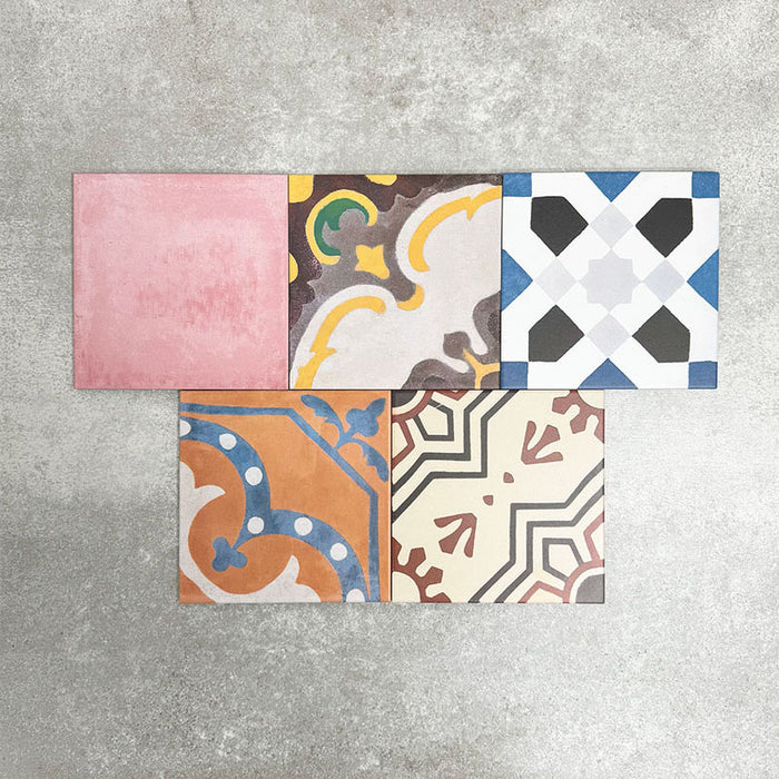 Fayrouz Patchwork Feinsteinzeugfliesen im marokkanischen Stil im Format 20 × 20 cm, angeordnet als farbenfroher Patchwork-Mix aus geometrischen und floralen Mustern. Die Gestaltung zeigt kräftige Blau-, Grün- und Rosatöne sowie warme neutrale Nuancen.