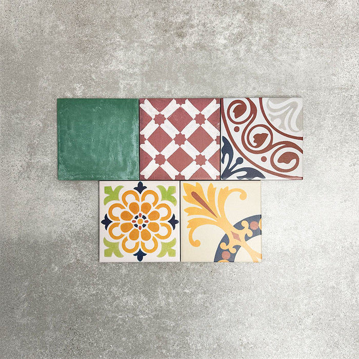 Fayrouz Mini Patchwork Feinsteinzeugfliesen im marokkanischen Stil im Format 15 × 15 cm, dargestellt als gemischtes Patchwork-Layout. Gezeigt wird eine farbenfrohe Auswahl an geometrischen und floralen Designs in Grün-, Blau-, Rosa-, Senf-, Terrakotta- und neutralen Tönen.