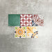 Fayrouz Mini Patchwork Feinsteinzeugfliesen im marokkanischen Stil im Format 15 × 15 cm, dargestellt als gemischtes Patchwork-Layout. Gezeigt wird eine farbenfrohe Auswahl an geometrischen und floralen Designs in Grün-, Blau-, Rosa-, Senf-, Terrakotta- und neutralen Tönen.