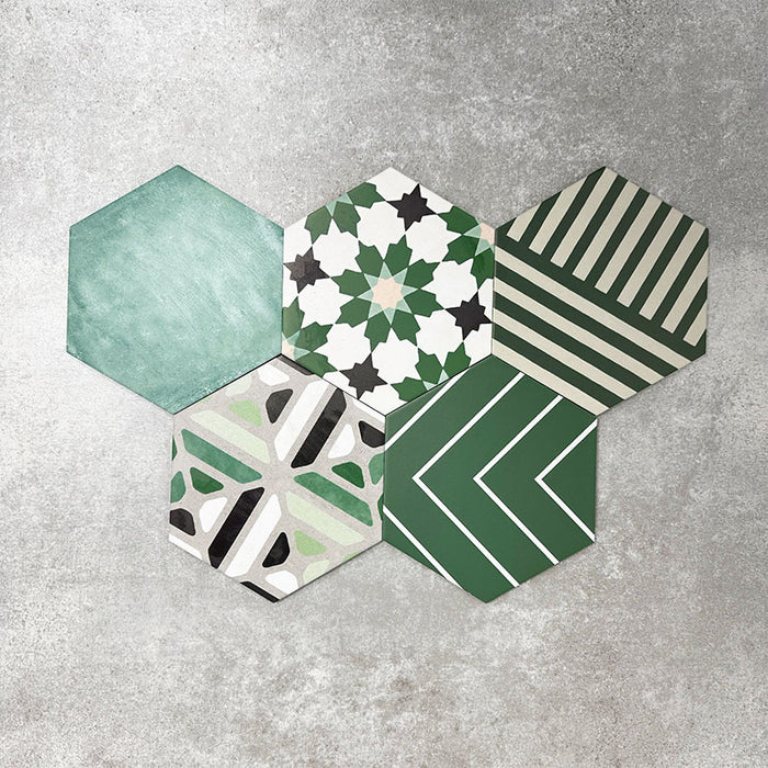 Fayrouz Verde Hexagon Patchwork Feinsteinzeugfliesen im marokkanischen Stil im Hexagonformat 18,7 × 21,6 cm, gezeigt als abgestimmter Patchwork-Mix aus geometrischen, sternförmigen und Zickzack-Mustern. Die Anordnung in verschiedenen Grün-, Salbei-, Mint- und Anthrazittönen hebt die Farbvielfalt und die abwechslungsreiche Musterstruktur dekorativ hervor.