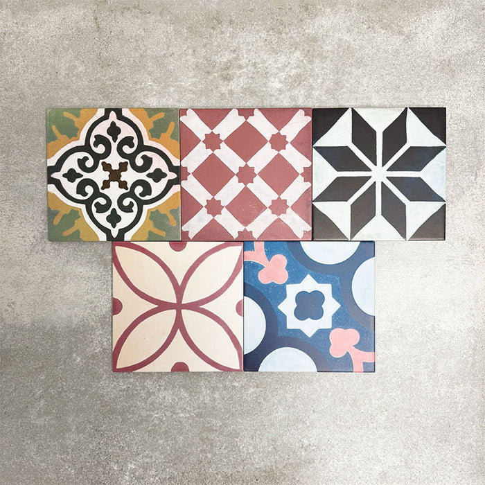 Fayrouz Patchwork Feinsteinzeugfliesen im marokkanischen Stil im Format 20 × 20 cm, angeordnet als farbenfroher Patchwork-Mix aus geometrischen und floralen Mustern. Die Gestaltung zeigt kräftige Blau-, Grün- und Rosatöne sowie warme neutrale Nuancen.