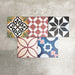 Fayrouz Patchwork Feinsteinzeugfliesen im marokkanischen Stil im Format 20 × 20 cm, angeordnet als farbenfroher Patchwork-Mix aus geometrischen und floralen Mustern. Die Gestaltung zeigt kräftige Blau-, Grün- und Rosatöne sowie warme neutrale Nuancen.