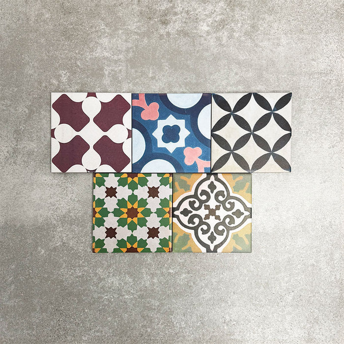 Fayrouz Mini Patchwork Feinsteinzeugfliesen im marokkanischen Stil im Format 15 × 15 cm, dargestellt als gemischtes Patchwork-Layout. Gezeigt wird eine farbenfrohe Auswahl an geometrischen und floralen Designs in Grün-, Blau-, Rosa-, Senf-, Terrakotta- und neutralen Tönen.