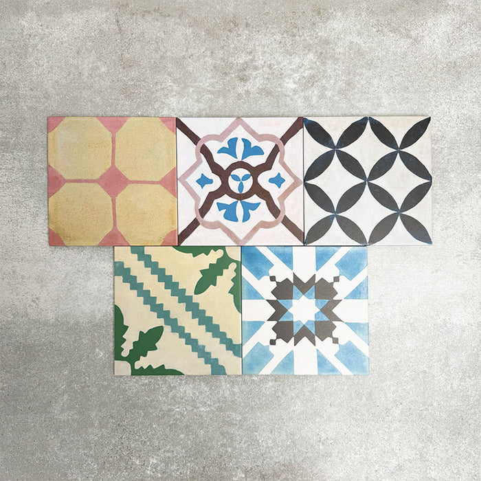 Fayrouz Patchwork Feinsteinzeugfliesen im marokkanischen Stil im Format 20 × 20 cm, angeordnet als farbenfroher Patchwork-Mix aus geometrischen und floralen Mustern. Die Gestaltung zeigt kräftige Blau-, Grün- und Rosatöne sowie warme neutrale Nuancen.