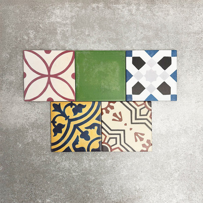 Fayrouz Mini Patchwork Feinsteinzeugfliesen im marokkanischen Stil im Format 15 × 15 cm, dargestellt als gemischtes Patchwork-Layout. Gezeigt wird eine farbenfrohe Auswahl an geometrischen und floralen Designs in Grün-, Blau-, Rosa-, Senf-, Terrakotta- und neutralen Tönen.