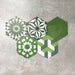 Fayrouz Verde Hexagon Patchwork Feinsteinzeugfliesen im marokkanischen Stil im Hexagonformat 18,7 × 21,6 cm, gezeigt als abgestimmter Patchwork-Mix aus geometrischen, sternförmigen und Zickzack-Mustern. Die Anordnung in verschiedenen Grün-, Salbei-, Mint- und Anthrazittönen hebt die Farbvielfalt und die abwechslungsreiche Musterstruktur dekorativ hervor.