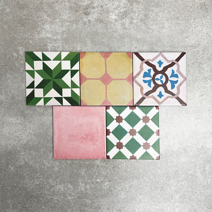 Fayrouz Mini Patchwork Feinsteinzeugfliesen im marokkanischen Stil im Format 15 × 15 cm, dargestellt als gemischtes Patchwork-Layout. Gezeigt wird eine farbenfrohe Auswahl an geometrischen und floralen Designs in Grün-, Blau-, Rosa-, Senf-, Terrakotta- und neutralen Tönen.