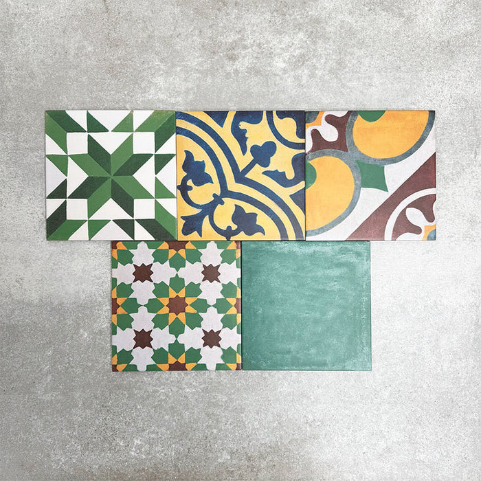 Fayrouz Patchwork Feinsteinzeugfliesen im marokkanischen Stil im Format 20 × 20 cm, angeordnet als farbenfroher Patchwork-Mix aus geometrischen und floralen Mustern. Die Gestaltung zeigt kräftige Blau-, Grün- und Rosatöne sowie warme neutrale Nuancen.