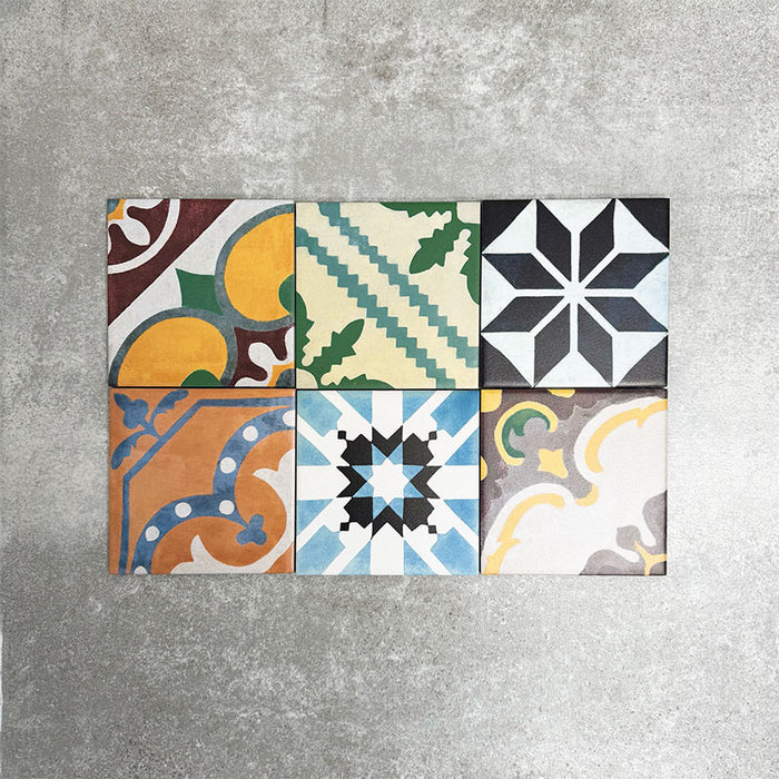 Fayrouz Mini Patchwork Feinsteinzeugfliesen im marokkanischen Stil im Format 15 × 15 cm, dargestellt als gemischtes Patchwork-Layout. Gezeigt wird eine farbenfrohe Auswahl an geometrischen und floralen Designs in Grün-, Blau-, Rosa-, Senf-, Terrakotta- und neutralen Tönen.
