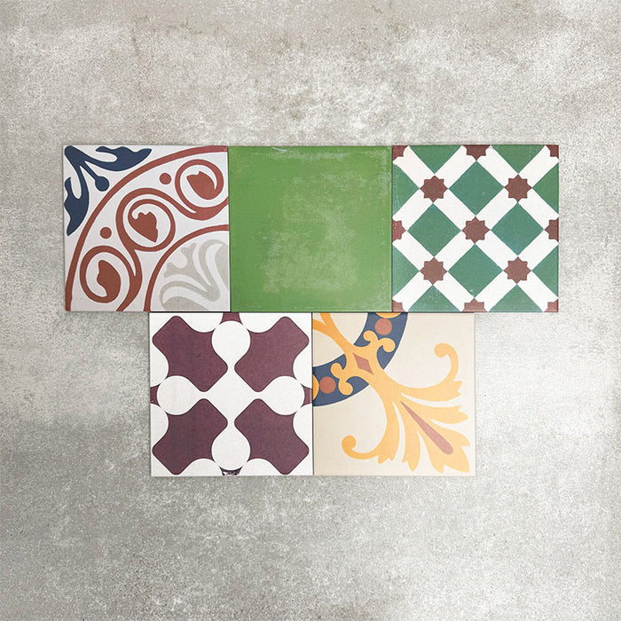 Fayrouz Patchwork Feinsteinzeugfliesen im marokkanischen Stil im Format 20 × 20 cm, angeordnet als farbenfroher Patchwork-Mix aus geometrischen und floralen Mustern. Die Gestaltung zeigt kräftige Blau-, Grün- und Rosatöne sowie warme neutrale Nuancen.