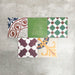 Fayrouz Patchwork Feinsteinzeugfliesen im marokkanischen Stil im Format 20 × 20 cm, angeordnet als farbenfroher Patchwork-Mix aus geometrischen und floralen Mustern. Die Gestaltung zeigt kräftige Blau-, Grün- und Rosatöne sowie warme neutrale Nuancen.