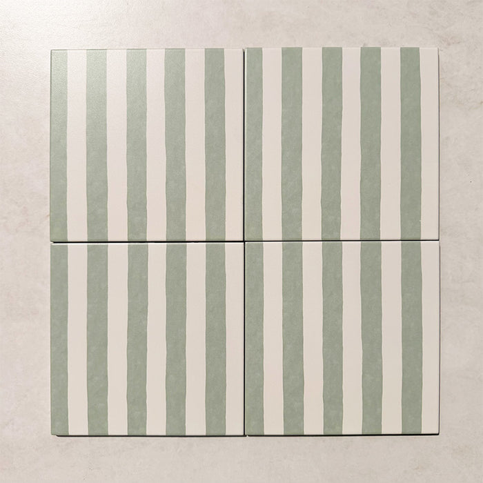 Pinstripes Jade Green Feinsteinzeugfliese im Format 20 × 20 cm im Moroccan Style mit sanftem jadegrün-weißem Streifendesign, das ein zeitloses lineares Muster schafft und Wänden sowie Böden Farbe, Charakter und visuelles Interesse verleiht.