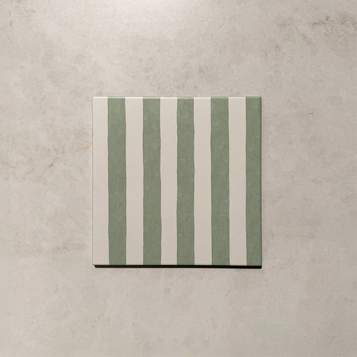 Produktabbildung der Pinstripes Jade Green Feinsteinzeugfliese im Format 20 × 20 cm im Moroccan Style mit sanftem jadegrün-weißem Streifendesign, das ein zeitloses lineares Muster schafft und Wänden sowie Böden Farbe, Charakter und visuelles Interesse verleiht.