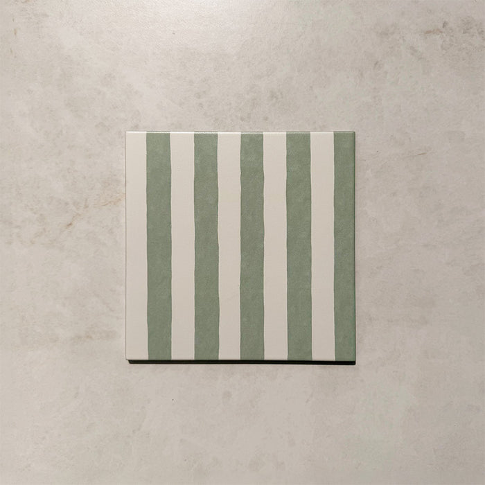 Produktabbildung der Pinstripes Jade Green Feinsteinzeugfliese im Format 20 × 20 cm im Moroccan Style mit sanftem jadegrün-weißem Streifendesign, das ein zeitloses lineares Muster schafft und Wänden sowie Böden Farbe, Charakter und visuelles Interesse verleiht.