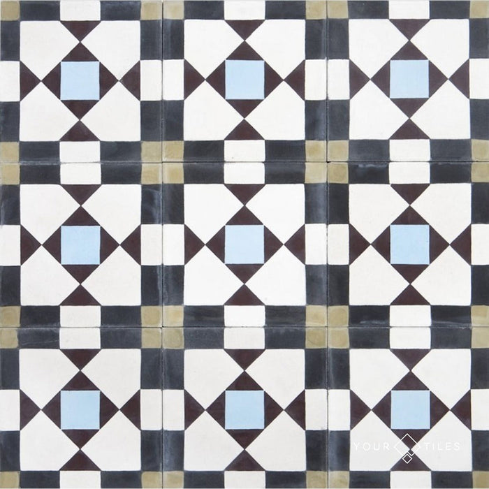 Ravello 1 Bodenfliese im Moroccan Style im Format 20 × 20 cm mit filigranem geometrischem Muster in Schwarz, Weiß, Grau, sanften Blautönen und gedecktem Gelb. Die Aufnahme zeigt das dekorative Design, das von traditioneller marokkanischer Handwerkskunst inspiriert ist.