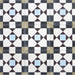 Ravello 1 Bodenfliese im Moroccan Style im Format 20 × 20 cm mit filigranem geometrischem Muster in Schwarz, Weiß, Grau, sanften Blautönen und gedecktem Gelb. Die Aufnahme zeigt das dekorative Design, das von traditioneller marokkanischer Handwerkskunst inspiriert ist.