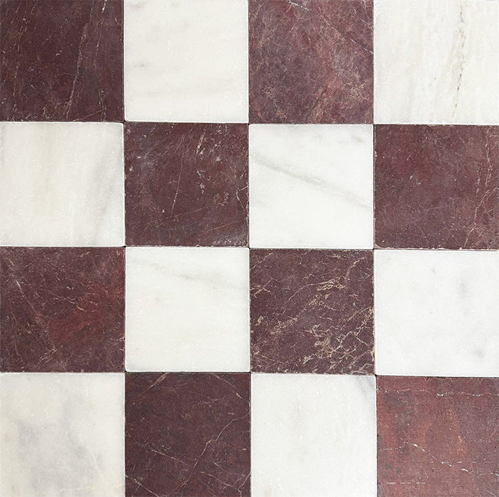 Schachbrettmuster mit Fayrouz Bordeaux 15,2 × 15,2 cm Naturmarmorfliesen mit getrommelter Oberfläche, kombiniert mit weißen Marmorfliesen, für ein klassisches, kontrastreiches Raster mit natürlicher Maserung und tonaler Variation.