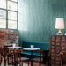 Restaurantinterieur mit Nomadin Aqua Ziegel-Wandfliesen im Format 6 × 24,6 cm, vertikal verlegt, um eine satte petrolfarbene Akzentwand mit industriellem Charakter zu schaffen.