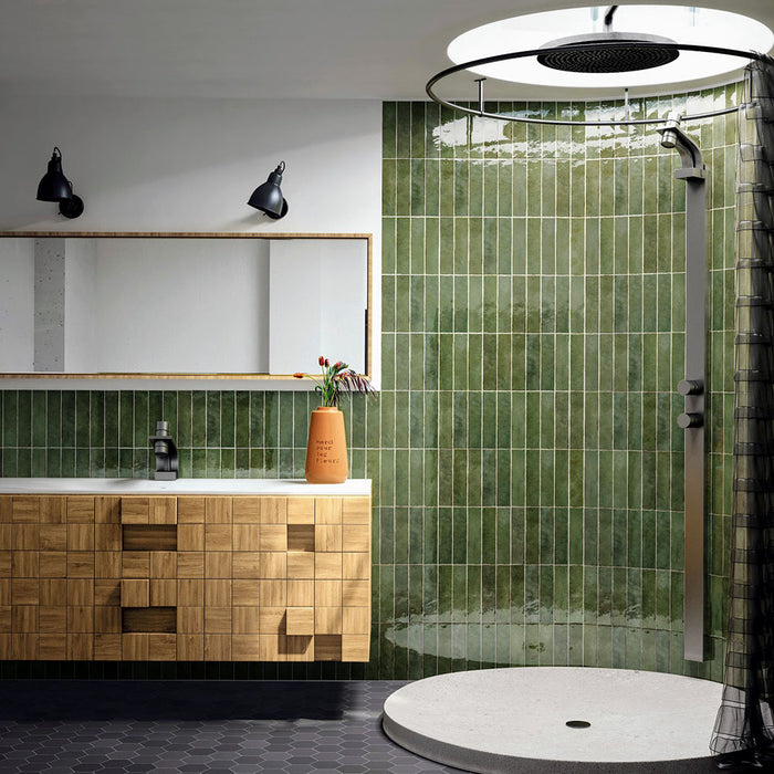 Duschbereich im Badezimmer mit Nomadin Brick Salbeigrün Wandfliesen im Format 6 × 24,6 cm, mit glänzender, strukturierter Oberfläche, die den Duschwänden Tiefe und einen industriellen Charakter verleiht.