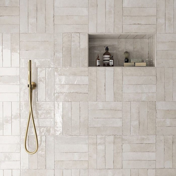 Duschbereich mit Nomadin Brick Creme Wandfliesen im Format 6 × 24,6 cm, im versetzten Verband verlegt, um einen warmen, industriell inspirierten Look zu erzeugen.