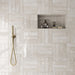 Duschbereich mit Nomadin Brick Creme Wandfliesen im Format 6 × 24,6 cm, im versetzten Verband verlegt, um einen warmen, industriell inspirierten Look zu erzeugen.