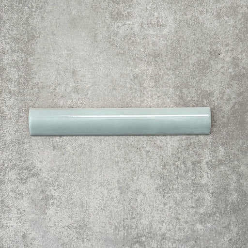 Zellige Aquablau Bullnose-Keramikfliese im marokkanischen Stil im Format 3 × 20 cm, dargestellt mit abgerundetem Kantenprofil, glänzender blau-grüner Glasur und dezenter Farbvariation vor neutralem Hintergrund.