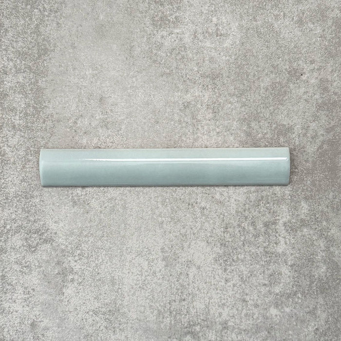 Zellige Aquablau Bullnose-Keramikfliese im marokkanischen Stil im Format 3 × 20 cm, dargestellt mit abgerundetem Kantenprofil, glänzender blau-grüner Glasur und dezenter Farbvariation vor neutralem Hintergrund.