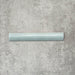 Zellige Aquablau Bullnose-Keramikfliese im marokkanischen Stil im Format 3 × 20 cm, dargestellt mit abgerundetem Kantenprofil, glänzender blau-grüner Glasur und dezenter Farbvariation vor neutralem Hintergrund.