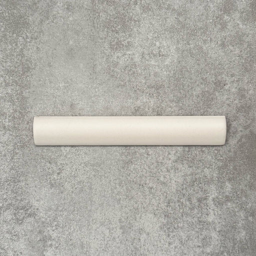 Zellige Kreideweiß Matt Bullnose-Fliese im marokkanischen Stil im Format 3 × 20 cm, dargestellt mit einer weichen, matten Keramikoberfläche.