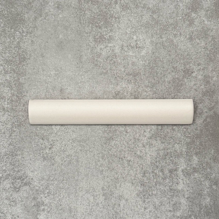 Zellige Kreideweiß Matt Bullnose-Fliese im marokkanischen Stil im Format 3 × 20 cm, dargestellt mit einer weichen, matten Keramikoberfläche.