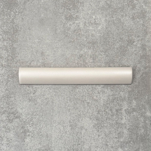 Zellige Auster Bordürenfliese Keramikfliese in sanftem Auster-Weiß im Format 3 × 20 cm, flach auf einem neutralen Hintergrund dargestellt.