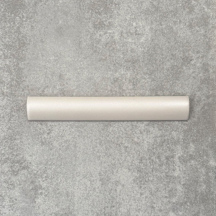 Zellige Auster Bordürenfliese Keramikfliese in sanftem Auster-Weiß im Format 3 × 20 cm, flach auf einem neutralen Hintergrund dargestellt.