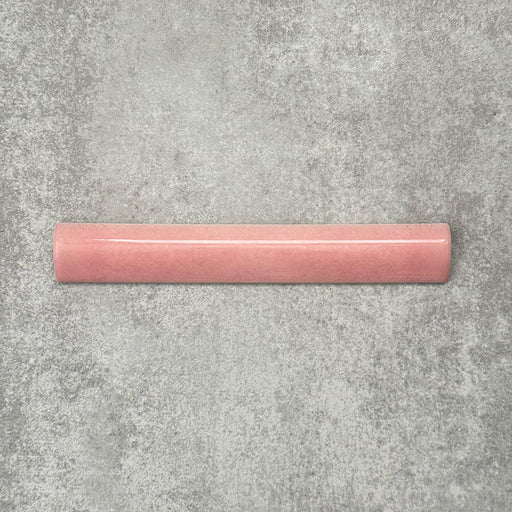 Zellige Rosa Bordürenfliese im Format 3 × 20 cm im marokkanischen Stil, in sanften Blush- und Pudertönen. Die glatte, abgerundete Kante und die dezente Glasurvariation sind auf einem strukturierten grauen Hintergrund arrangiert und betonen die handwerkliche Zellige-Optik sowie das dekorative Abschlussprofil.