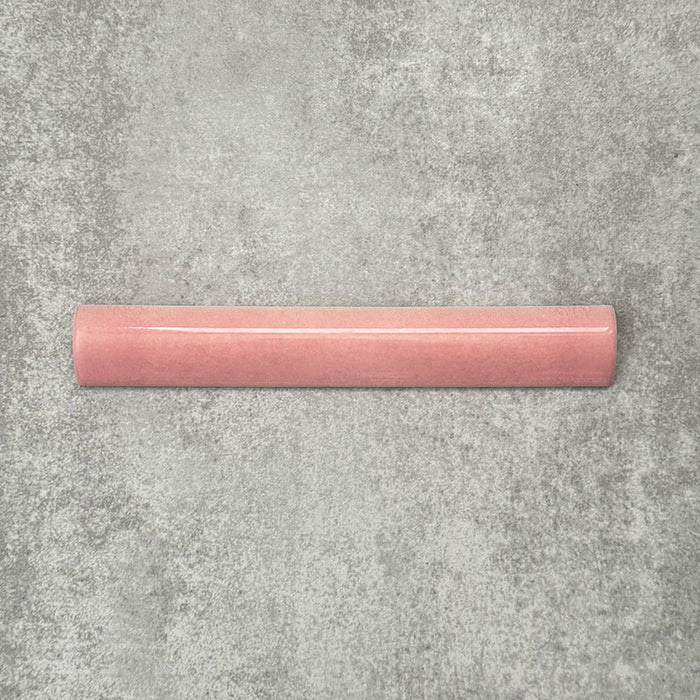 Zellige Rosa Bordürenfliese im Format 3 × 20 cm im marokkanischen Stil, in sanften Blush- und Pudertönen. Die glatte, abgerundete Kante und die dezente Glasurvariation sind auf einem strukturierten grauen Hintergrund arrangiert und betonen die handwerkliche Zellige-Optik sowie das dekorative Abschlussprofil.