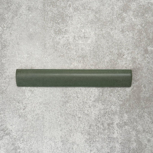 Zellige Malachitgrün Matt Bullnose-Keramikfliese im marokkanischen Stil im Format 3 × 20 cm, dargestellt mit abgerundetem Kantenprofil, sattem Grünton und dezenter Farbvariation vor neutralem Hintergrund.